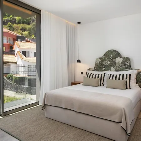 Hills V By An Island Apartment